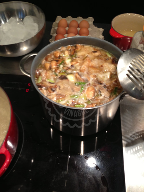 El caldo del tonkotsu con verduras añadidas los últimos 45 minutos de cocción (de 8 horas)