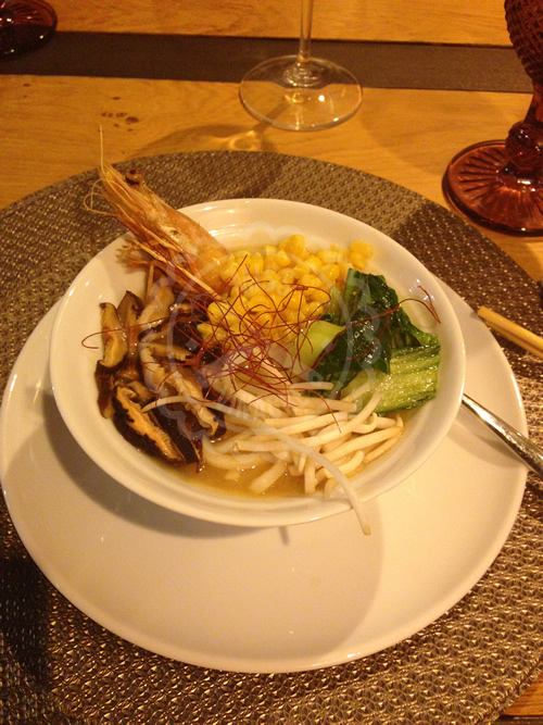 Miso Ramen con langostino salteado, maiz rehogado con mantequilla, fideos udon, brotes de soja, pepino, shiitake y brotes de soja